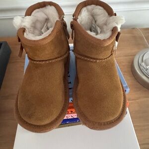 NWOB Koolaburra by Ugg Girl’s Victoria Short Side Zip Boots